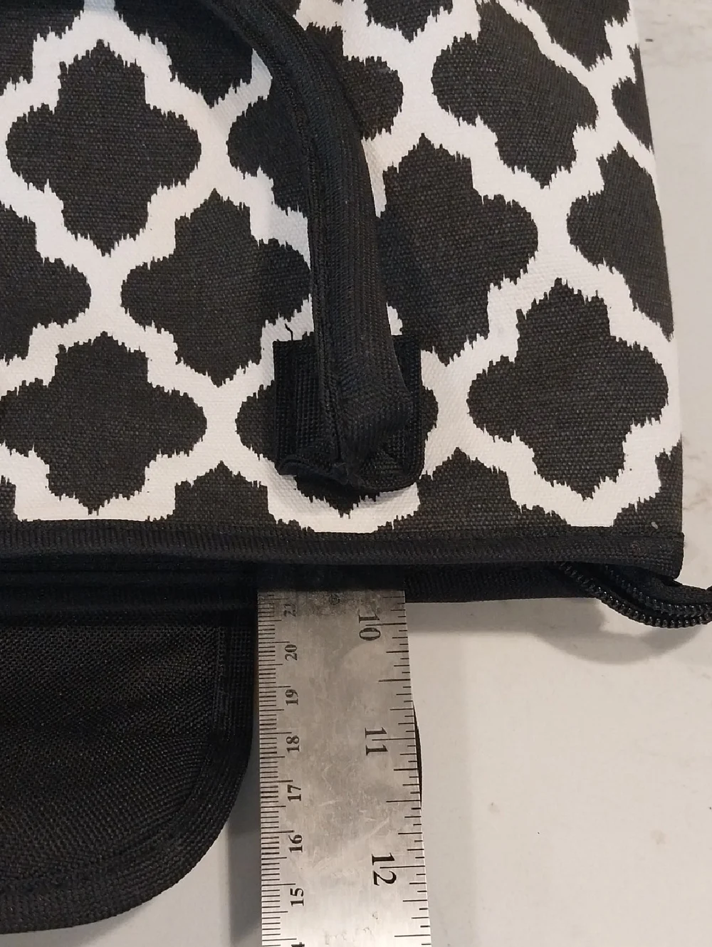 Fit And Fresh Ikat TilE Black & White Patterned InsulatedTote Bag. - Picture 9 of 9